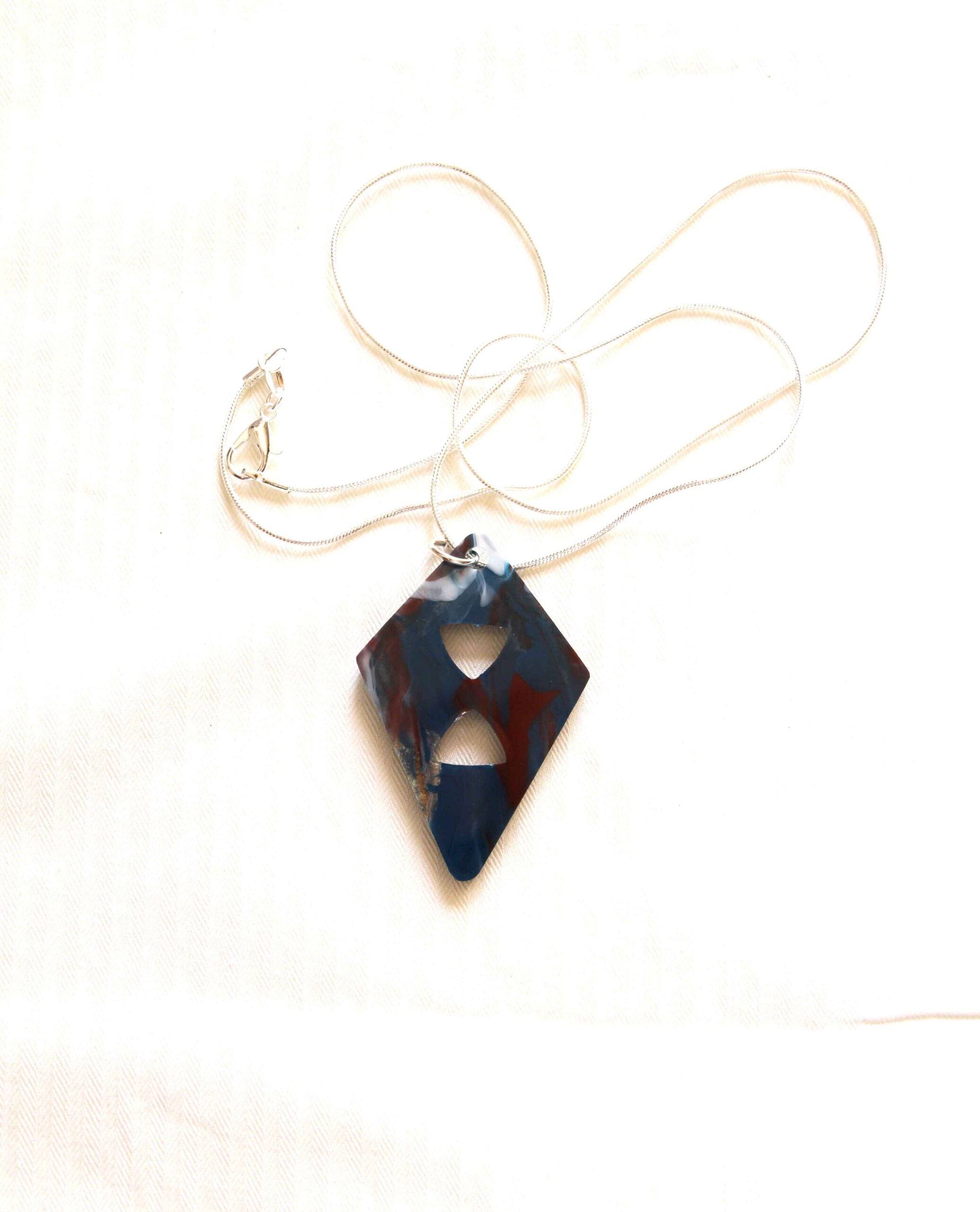 Rhombus Glow – Collana che Accende lo Stile