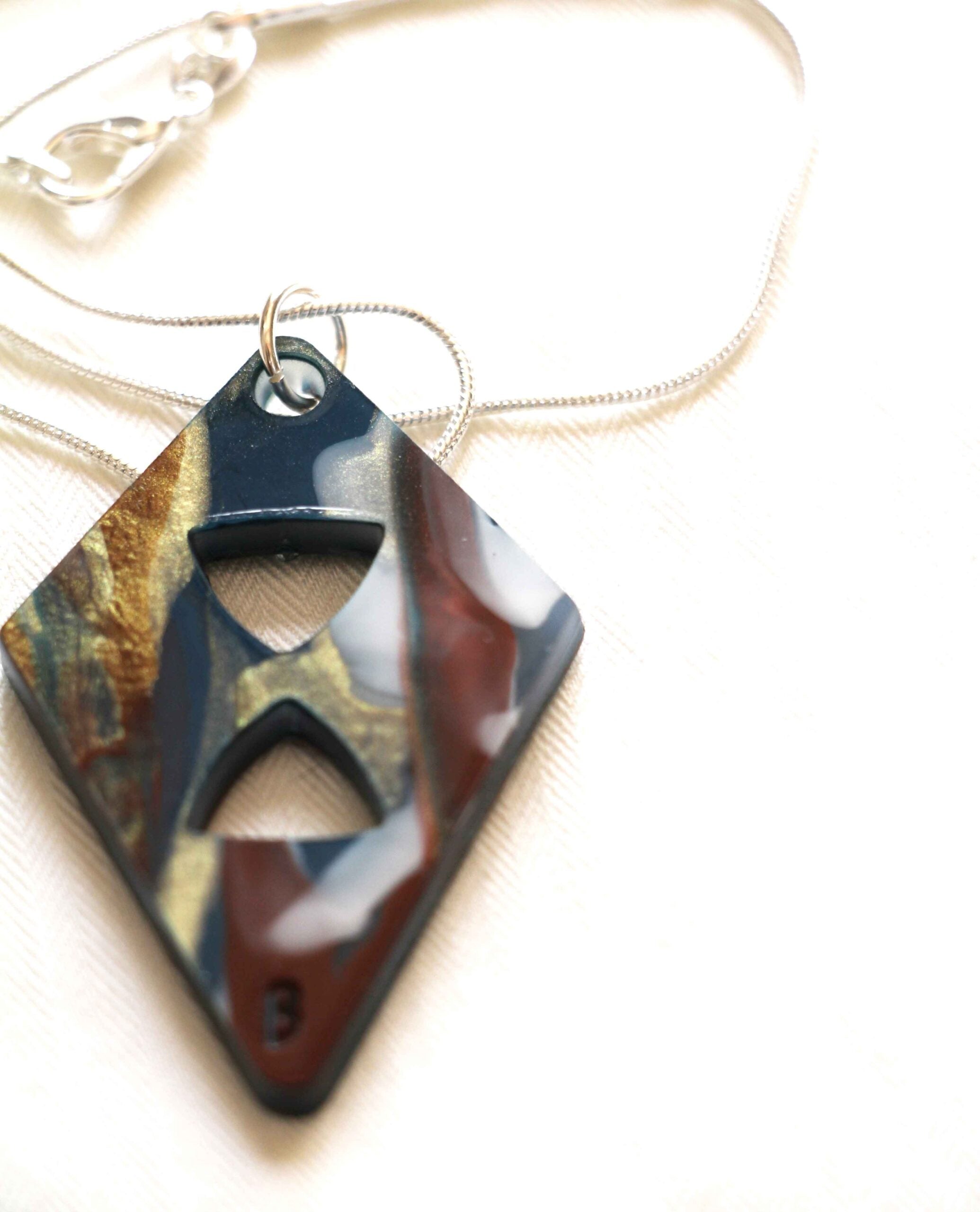 Rhombus Glow – Collana che Accende lo Stile