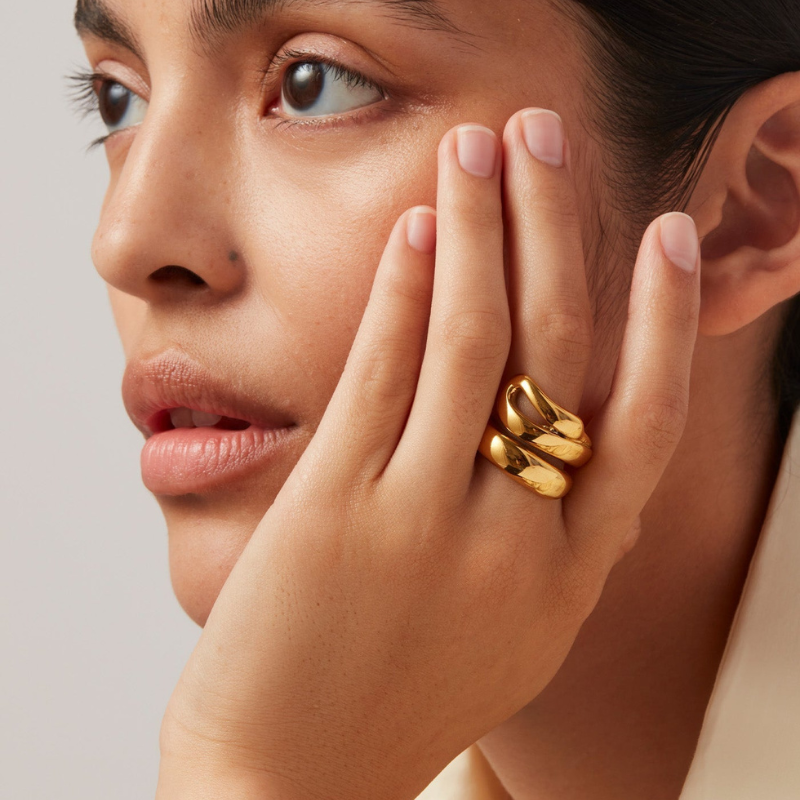 Anello "Sinfonia d'Oro": L'Armonia Perfetta tra Forza e Grazia