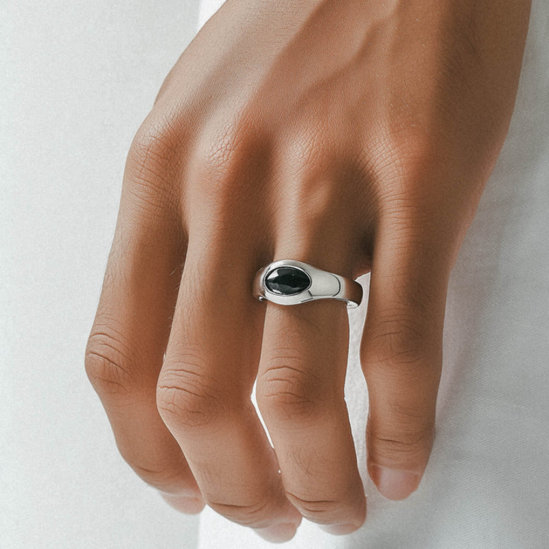Anello "Essenza Nera": L'Incontro tra Forza e Mistero