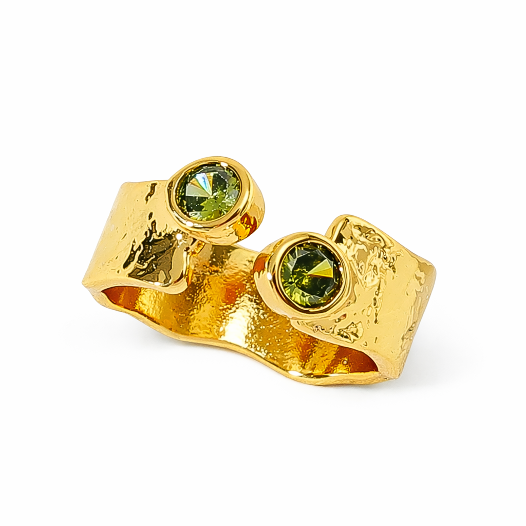 Un lampo di verde. Un tocco d'oro. Una donna che non passa inosservata