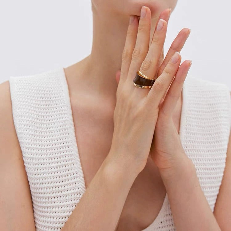 Anello Regolabile con Effetto Oro Colato e Dettagli a Contrasto