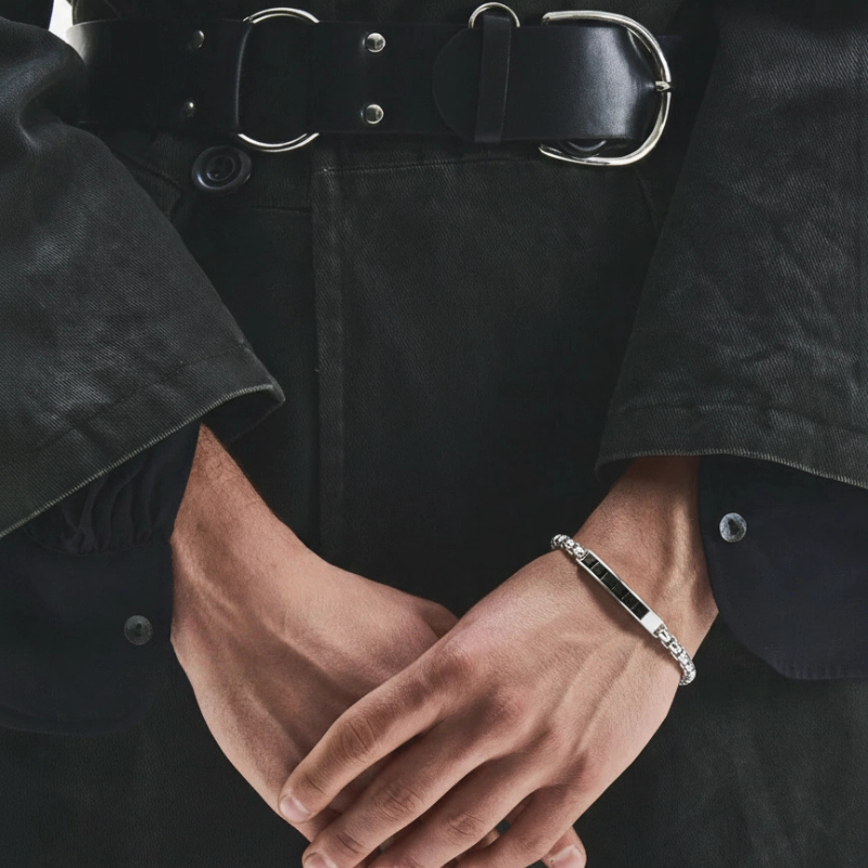 Scintilla Notturna – Bracciale Estellamare in acciaio brunito con gemme nere