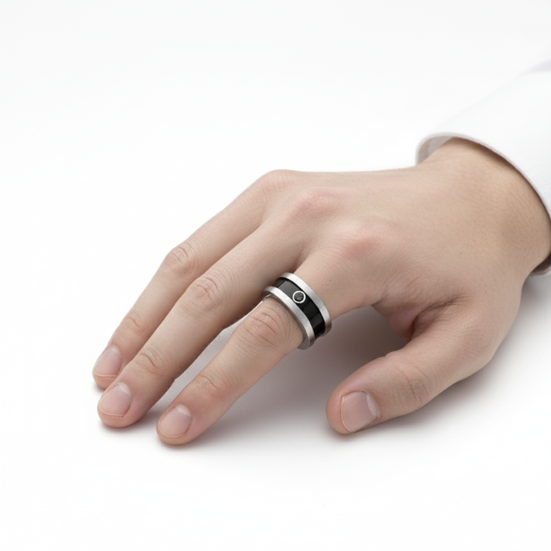 Eclissi – Anello in Argento con Inlay Nero e Pietra Centrale