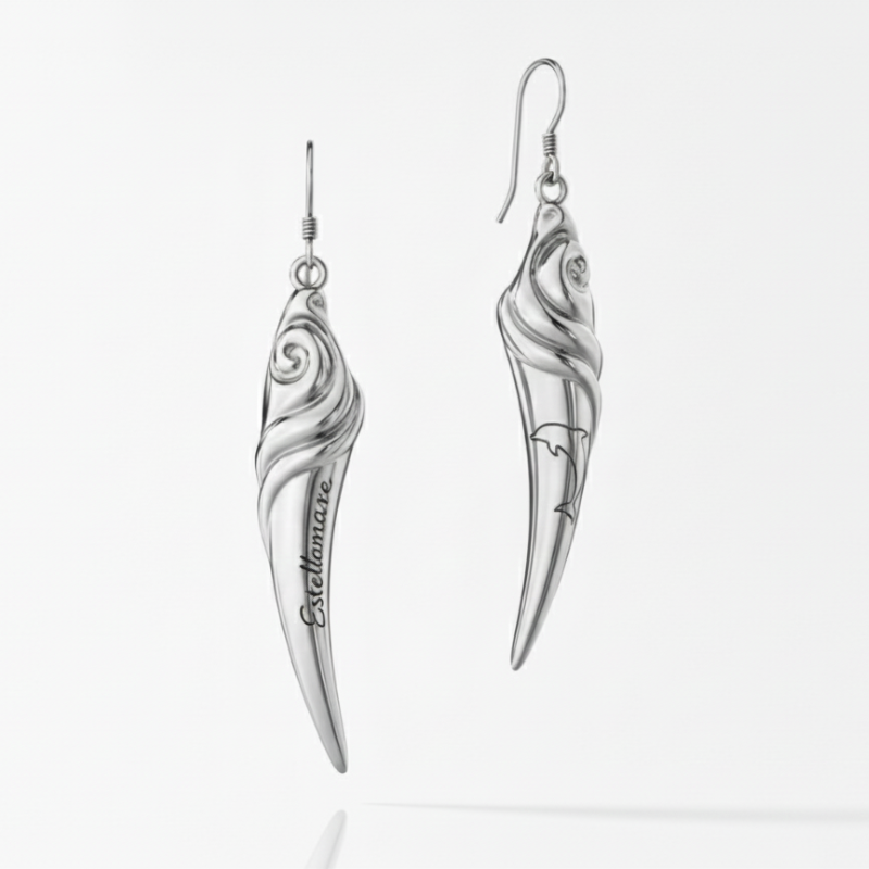 "Ali d’Argento" – Orecchini scultorei con incisioni simboliche