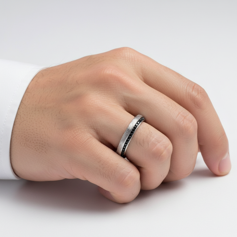 Corrente Nascosta – Anello in Argento con Onde Incise e Pietre Nere