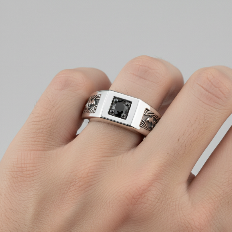 Mare d’Ombra – Anello in Argento con Onice Nera e Motivo “Onda & Delfino”