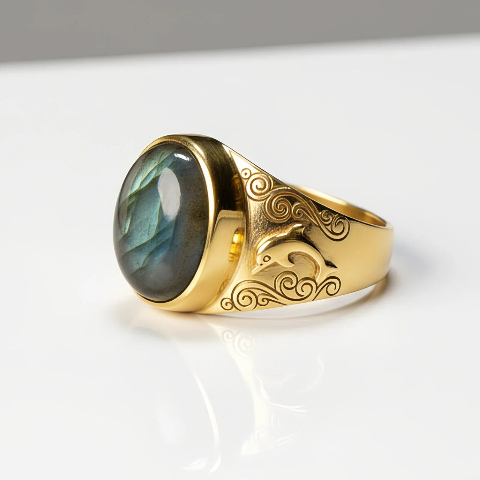 "Occhio del Mare" – Anello dorato con labradorite e incisioni marine