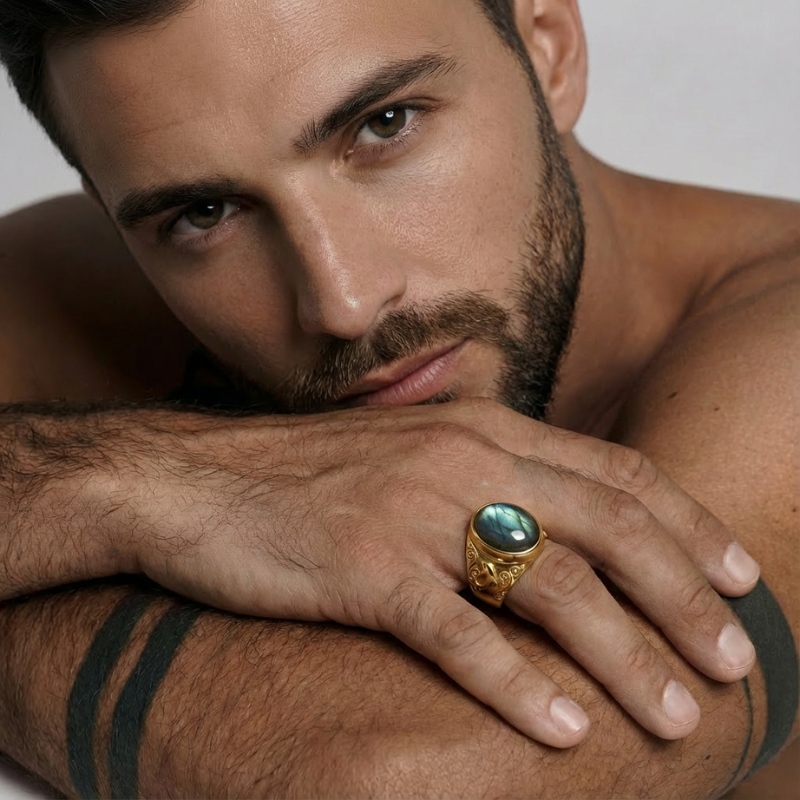 "Occhio del Mare" – Anello dorato con labradorite e incisioni marine