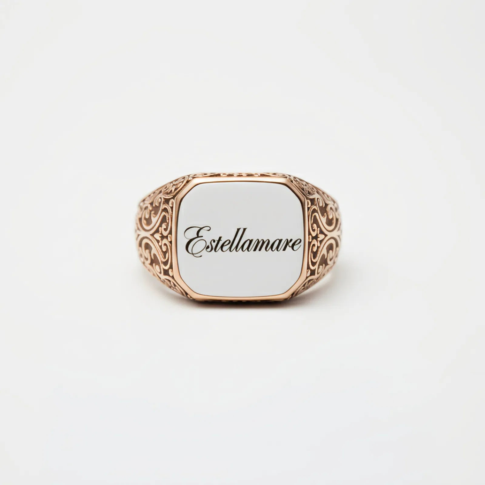 Chiarore Mediterraneo – Anello in Oro Decorato con Pannello in Smalto Bianco