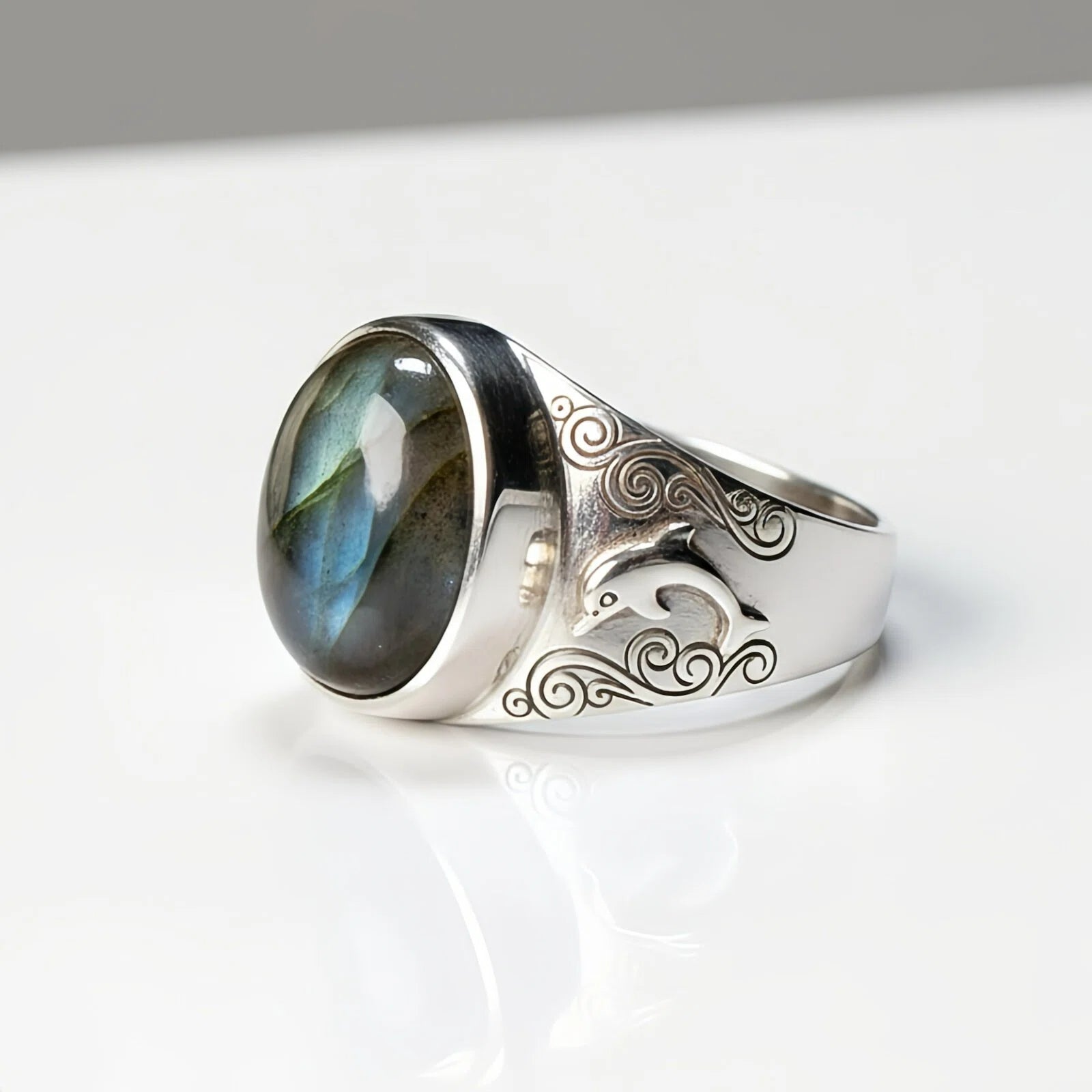 "Abisso Lucente" – Anello in argento con labradorite e incisioni marine