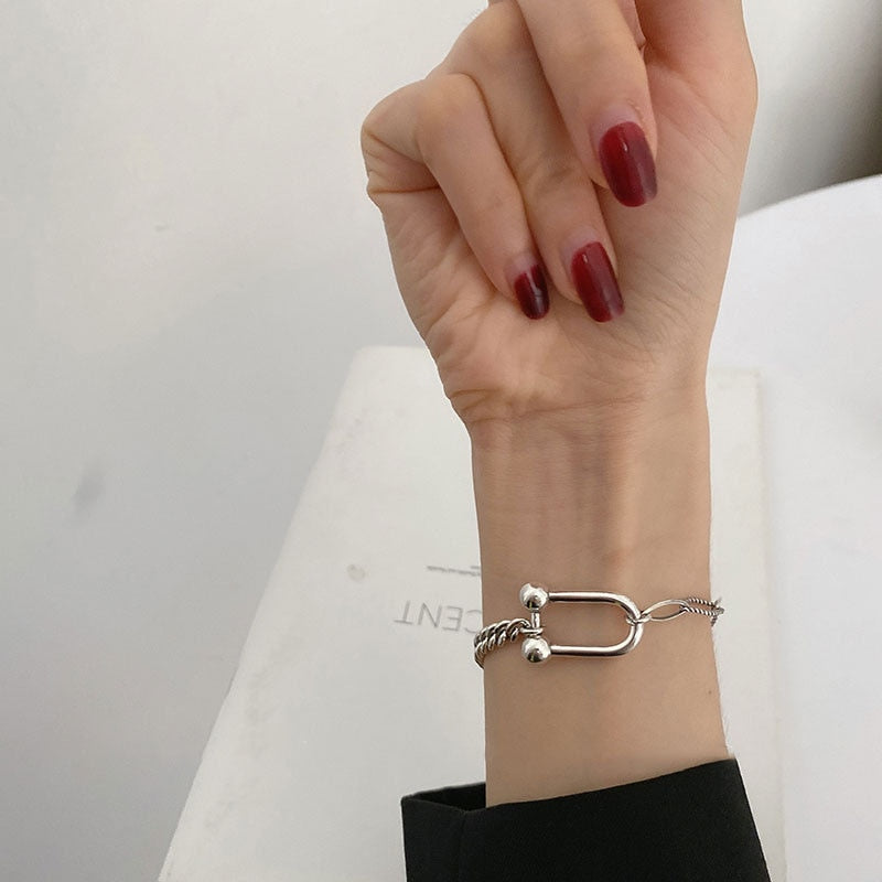 Braccialetto Catena Spessa a C – L’Eleganza che Abbraccia il Tuo Stile