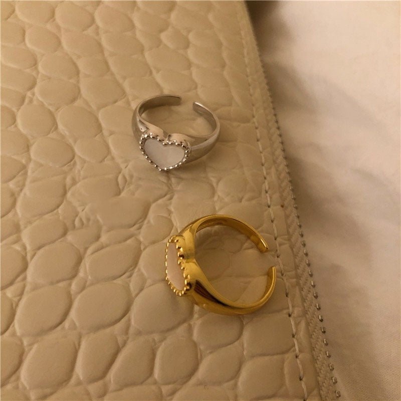 Silver Heart Shell Ring - Simbolo d'Amore senza Tempo