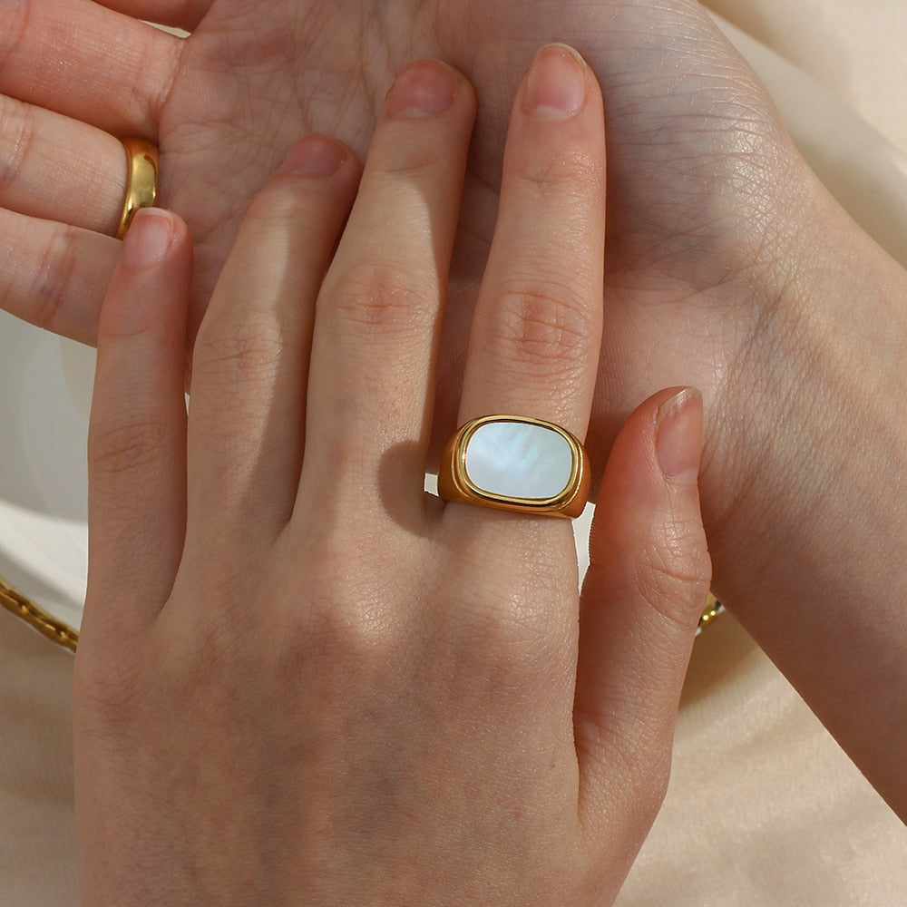 Pearl Essence Square Ring - Eleganza Minimalista con un Tocco di Lusso