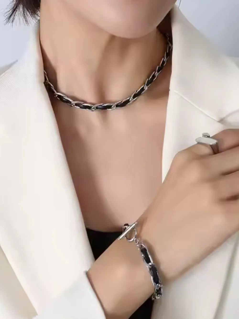 Collana Hip Hop in Acciaio al Titanio Placcato Oro 18K con Cordino in Pelle