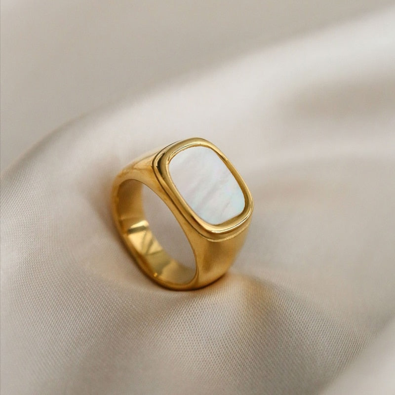 Pearl Essence Square Ring - Eleganza Minimalista con un Tocco di Lusso