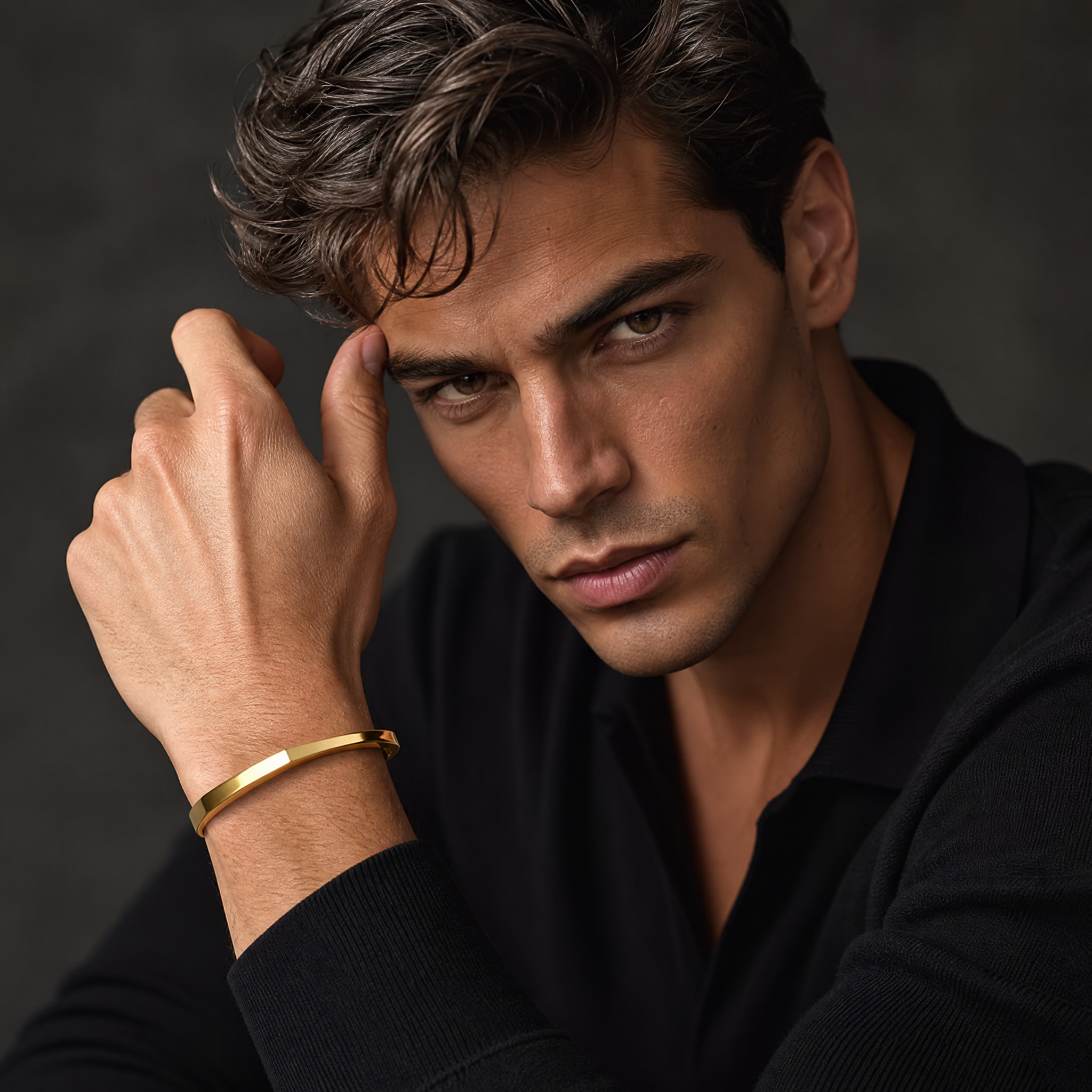 Il bracciale cuff nero che trasforma il tuo polso in un manifesto punk