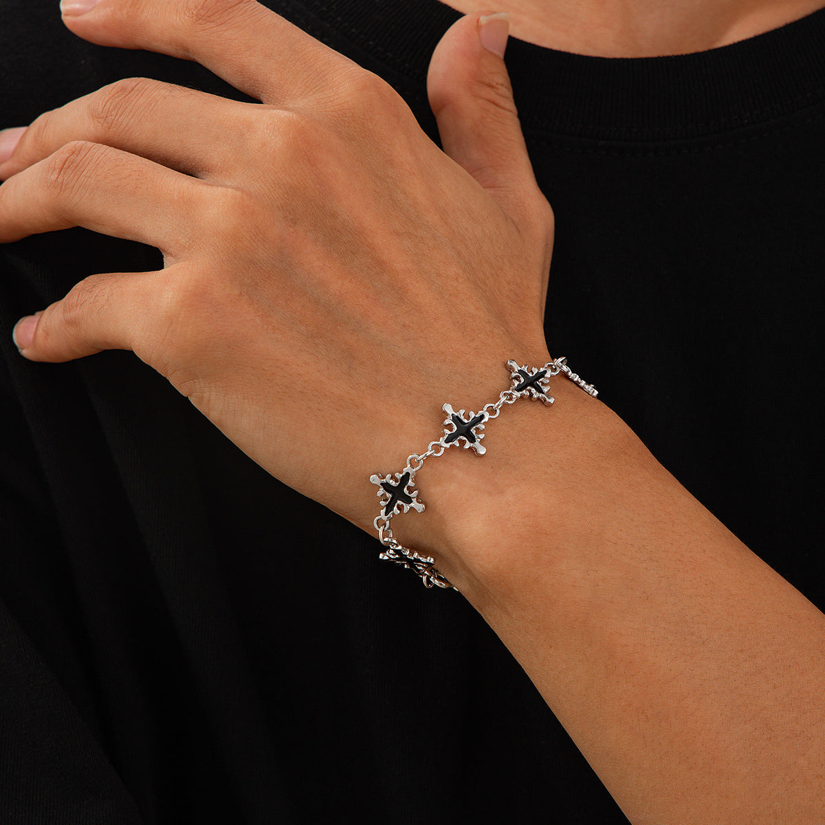 Stile Audace: Il Bracciale Hip Hop con Croce Smaltata