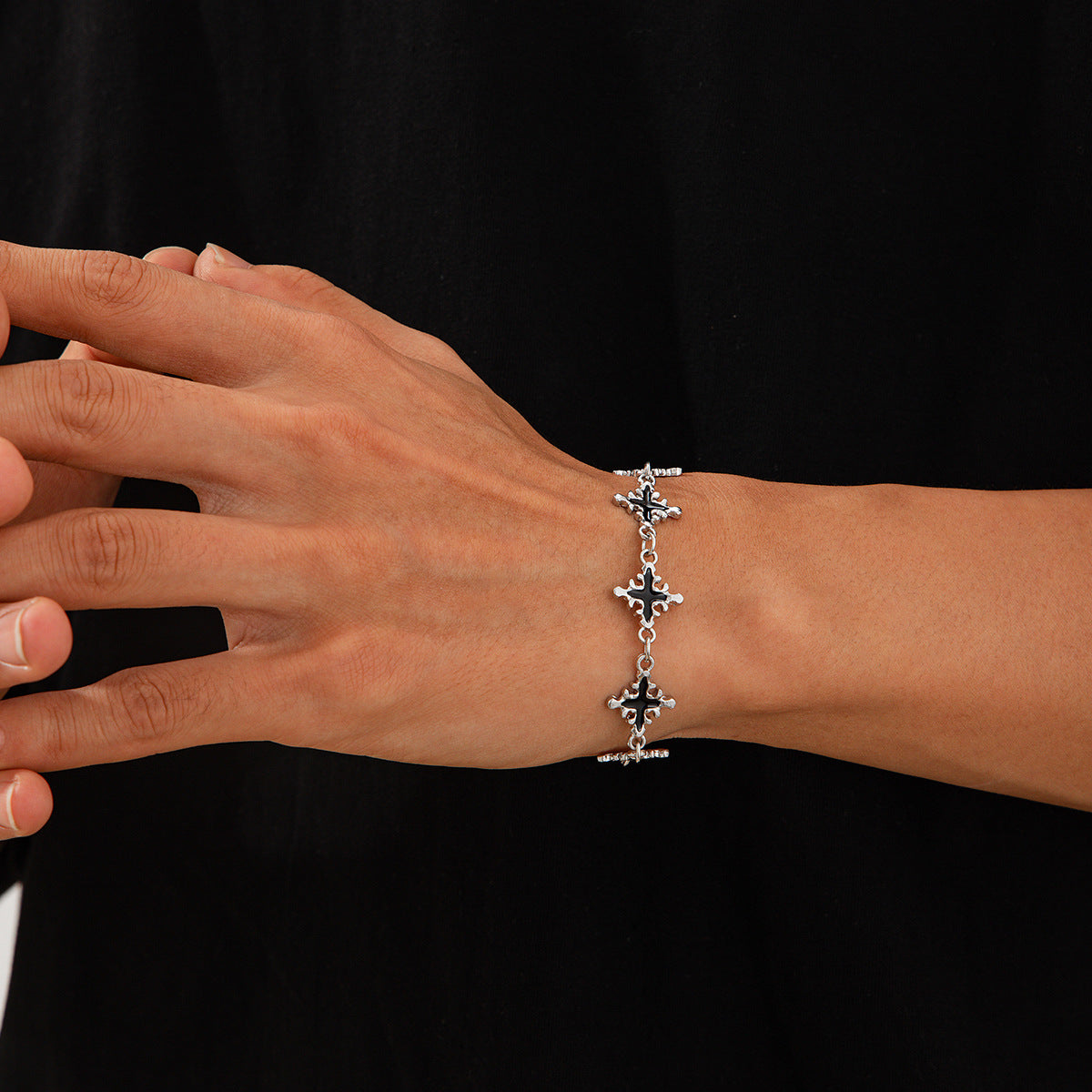 Stile Audace: Il Bracciale Hip Hop con Croce Smaltata