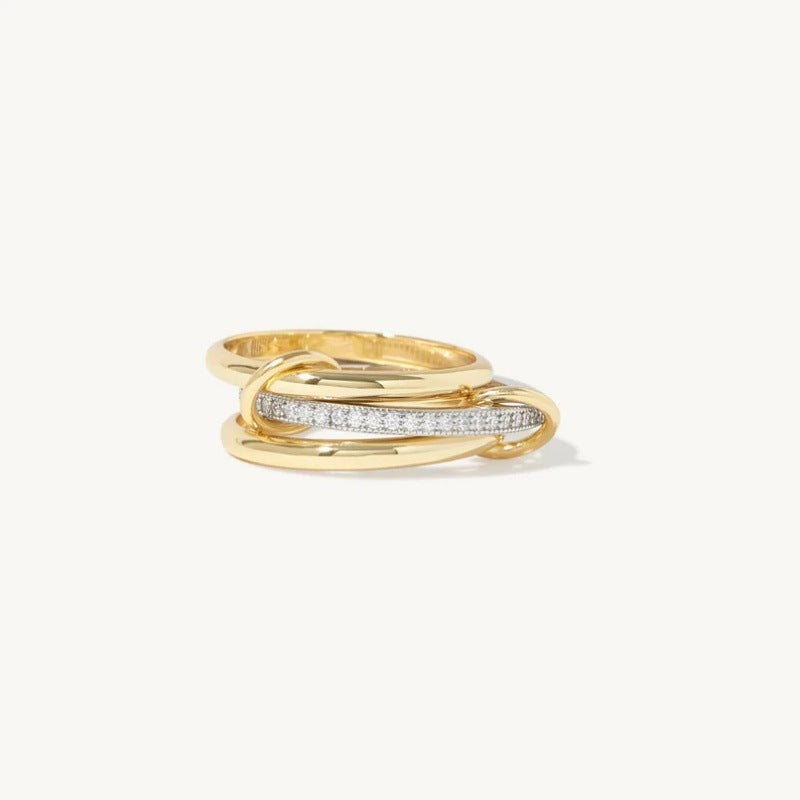Eleganza e Raffinatezza: L'Anello Trinity con Zirconi