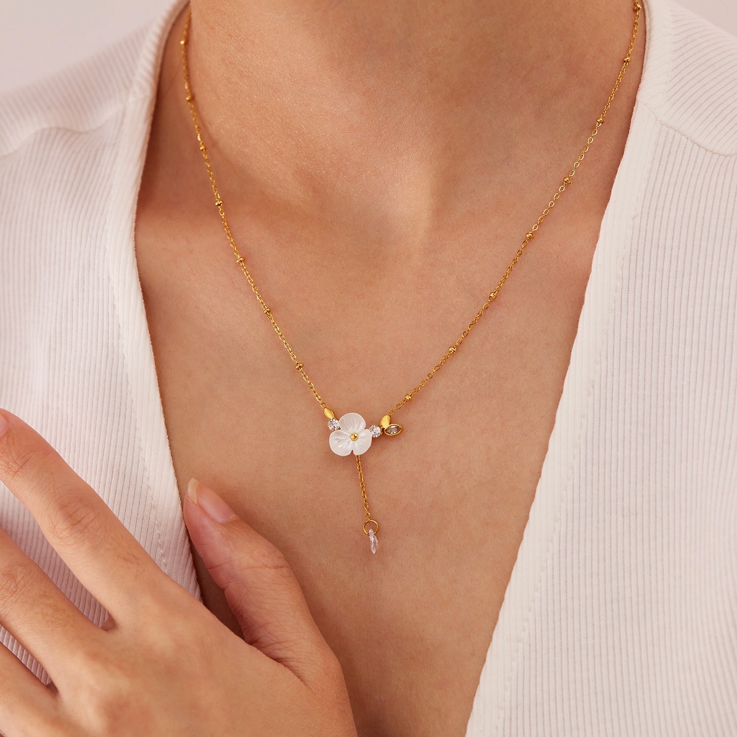 Collana Camellia: Raffinatezza e Versatilità in un Design Elegante