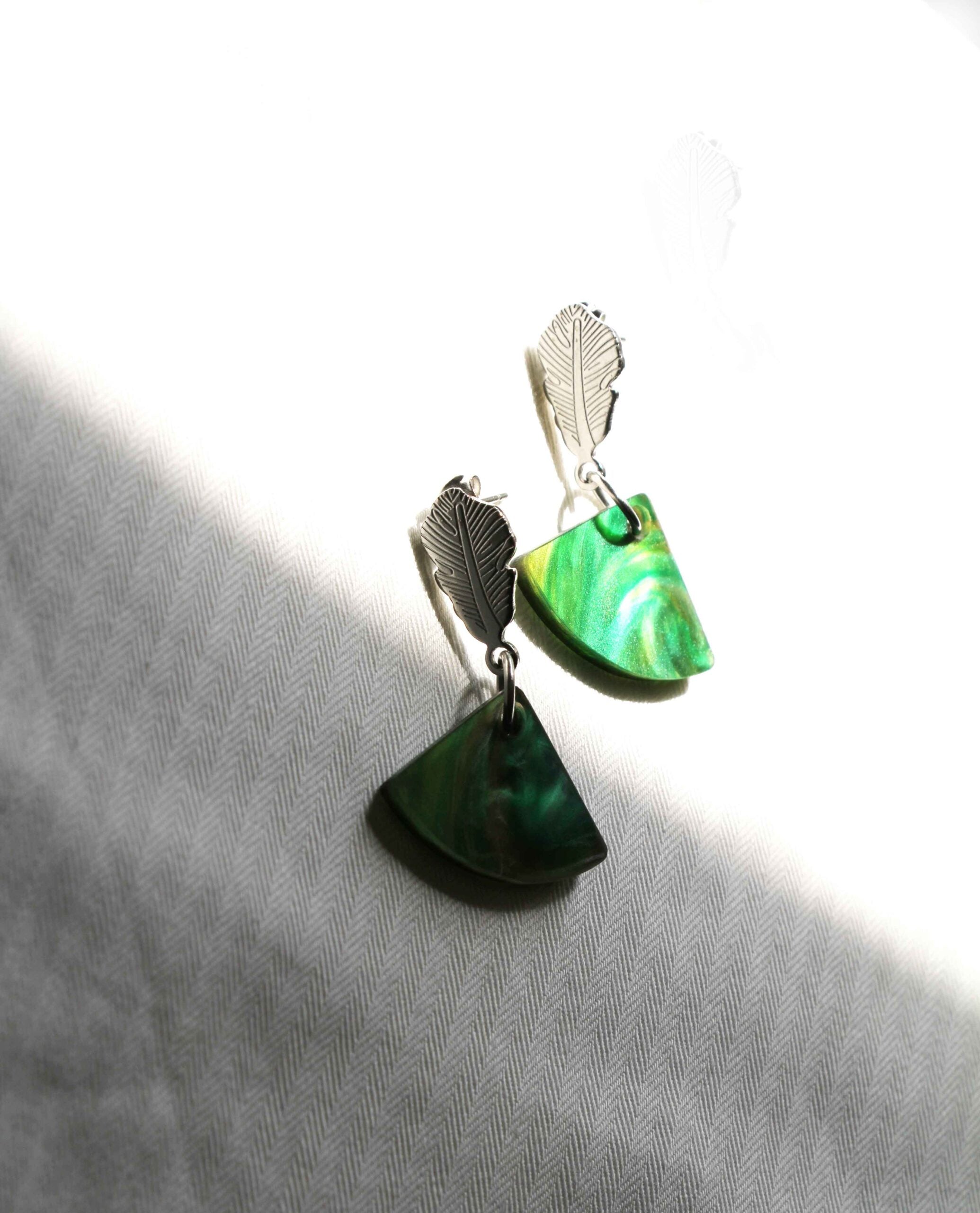 Cattura la luce. Incanta lo sguardo. Indossa la magia.