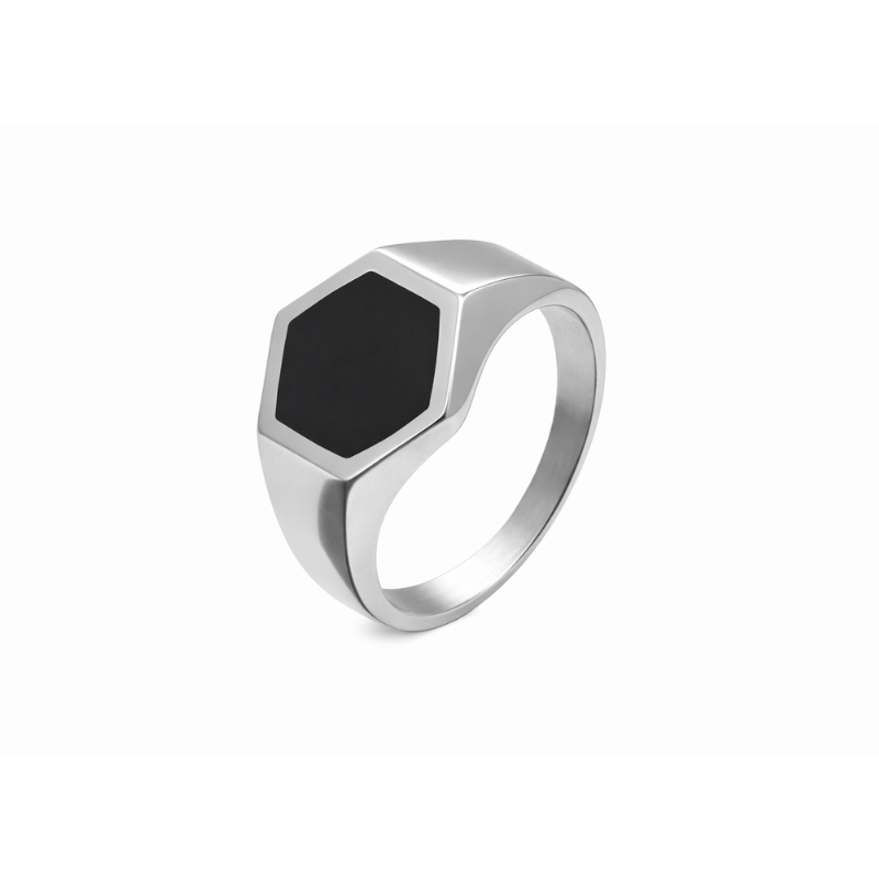 Anello “Nero Esagonale” — Stile deciso, identità che si vede