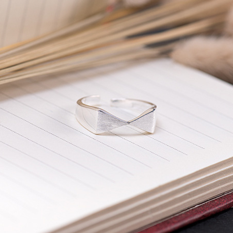 Bow Element Silver Ring, per Lei