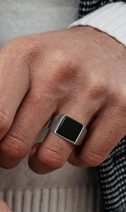 L'Anello Totem: Potere Viking e Pietra Nera