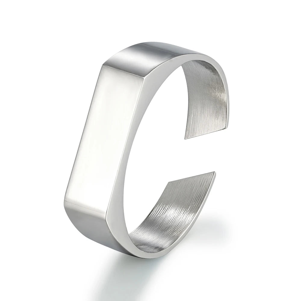 Il bracciale cuff nero che trasforma il tuo polso in un manifesto punk