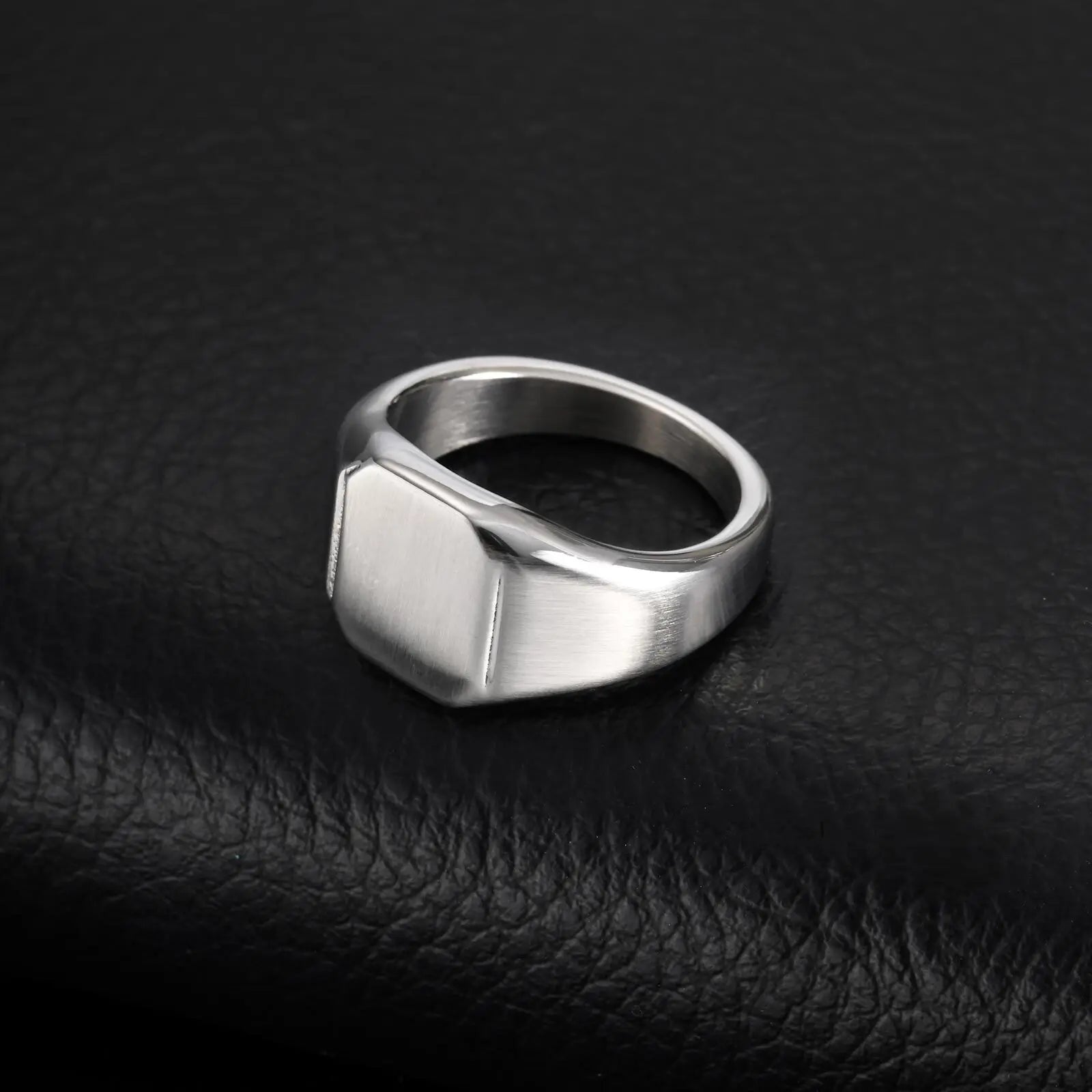SQUARE ZERO – L'Anello Segno che Non Chiede Permesso