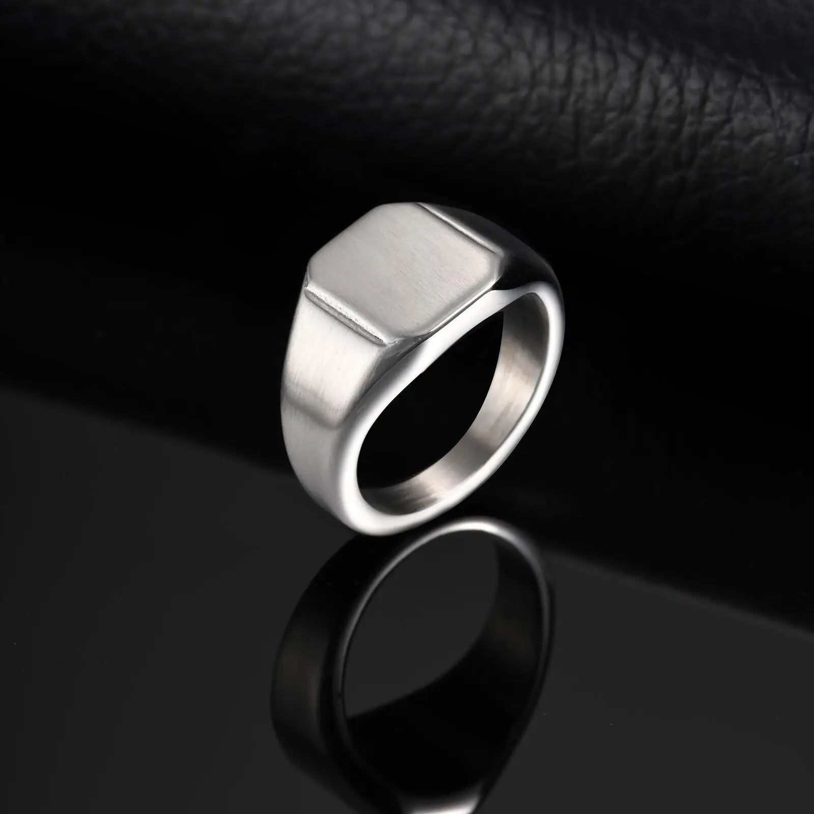 SQUARE ZERO – L'Anello Segno che Non Chiede Permesso