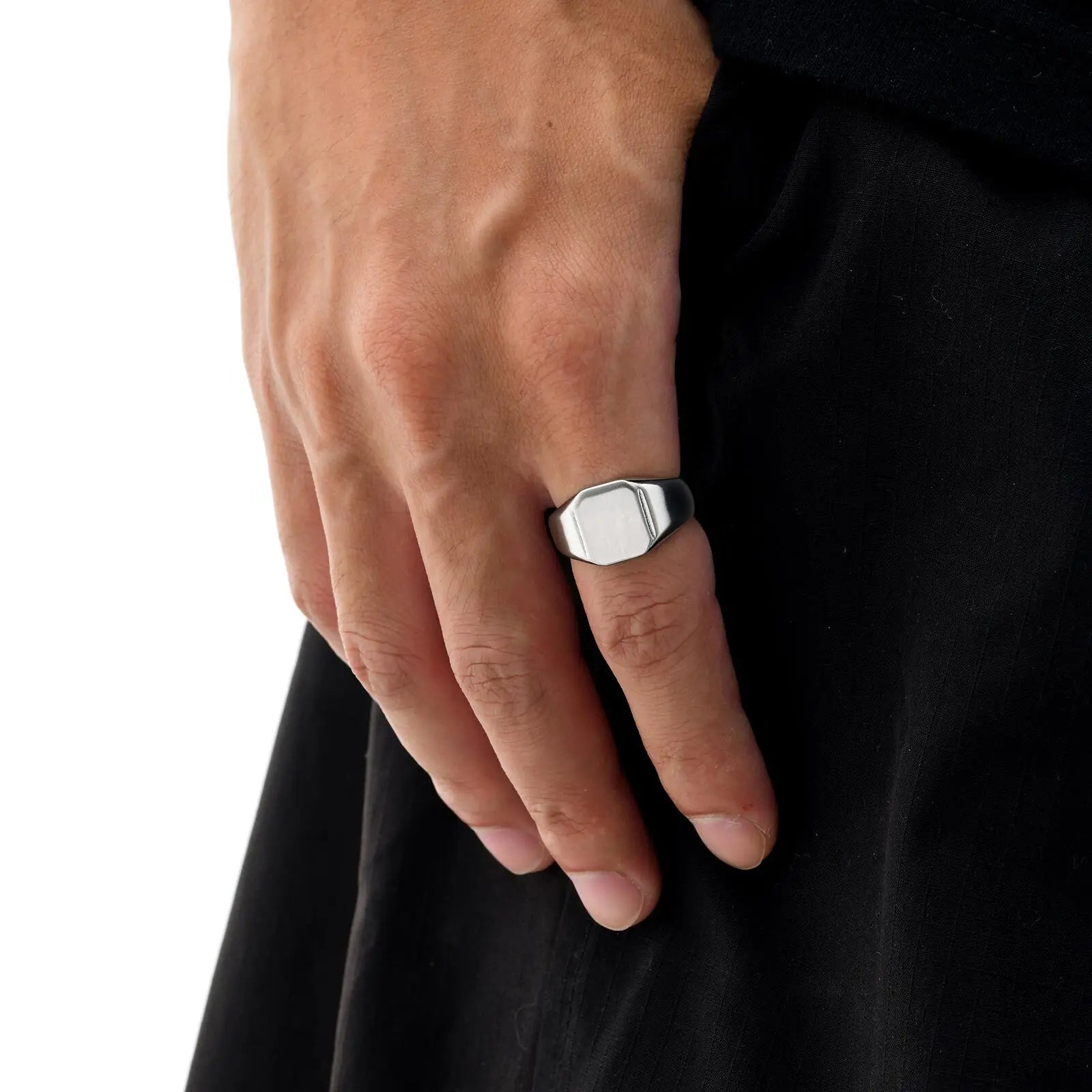 SQUARE ZERO – L'Anello Segno che Non Chiede Permesso