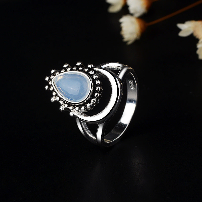 Anello Luna Crescente con Diamanti: Magia e Eleganza in un Gioiello