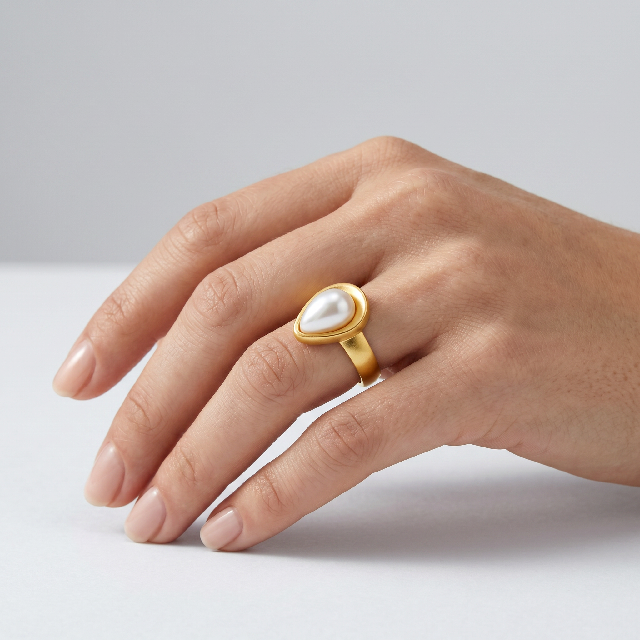 Anello "Essenza di Luce": La Perla che Racconta la Tua Storia
