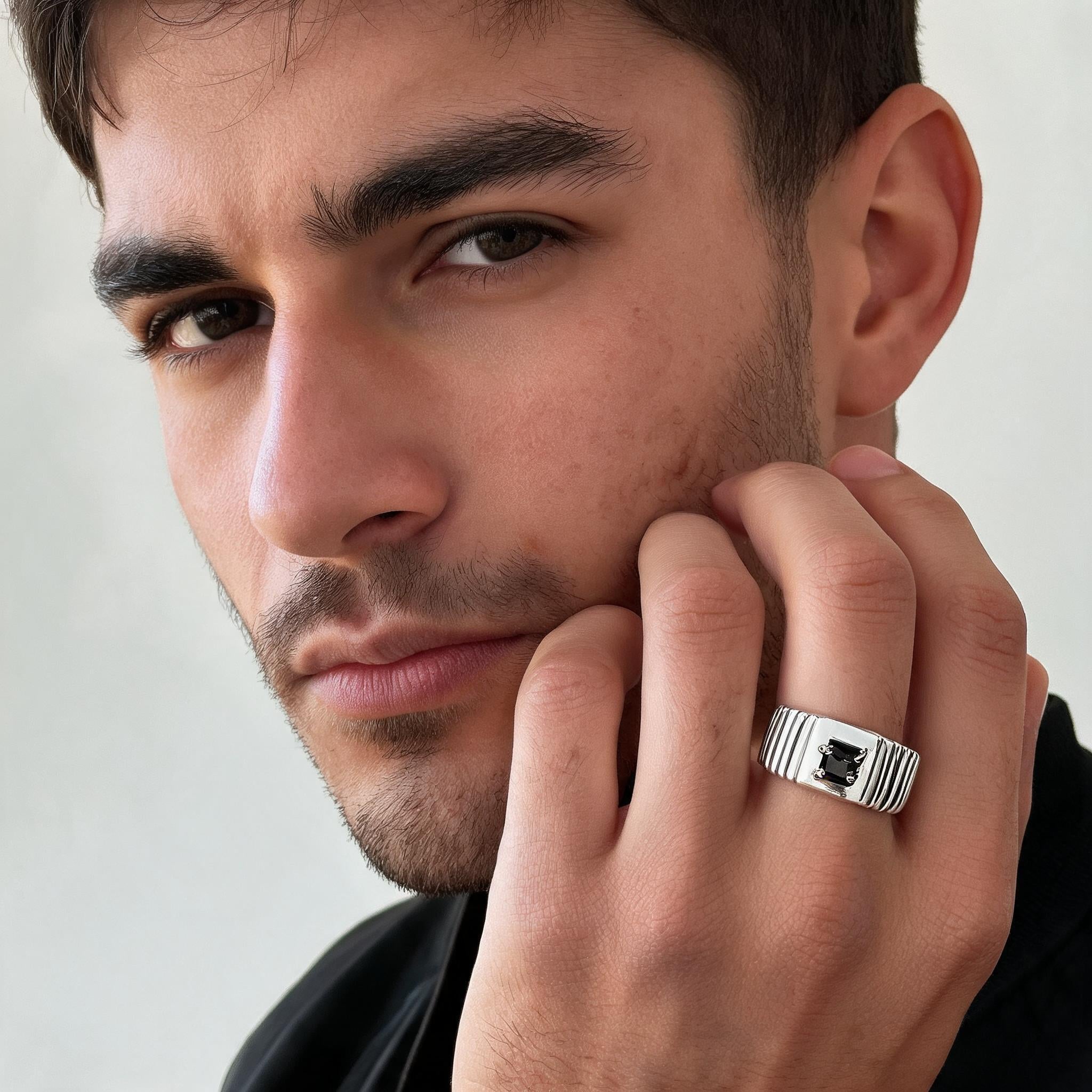 Anello “Verde Essenziale” — Delicato fuori, deciso dentro