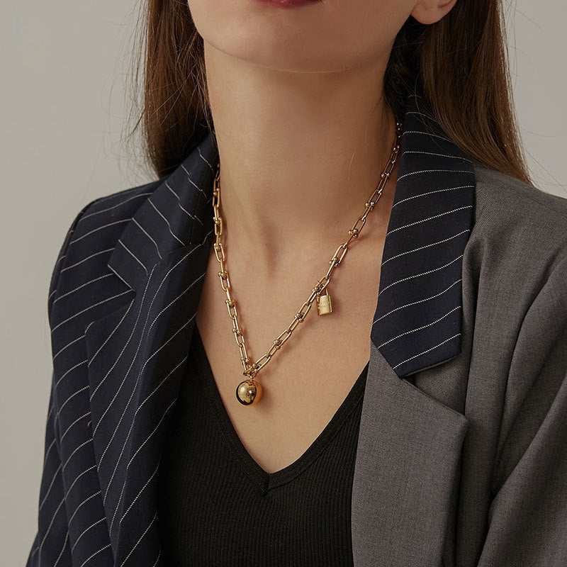 Collana Horseshoe Chain: Un Mix di Audacia e Stile