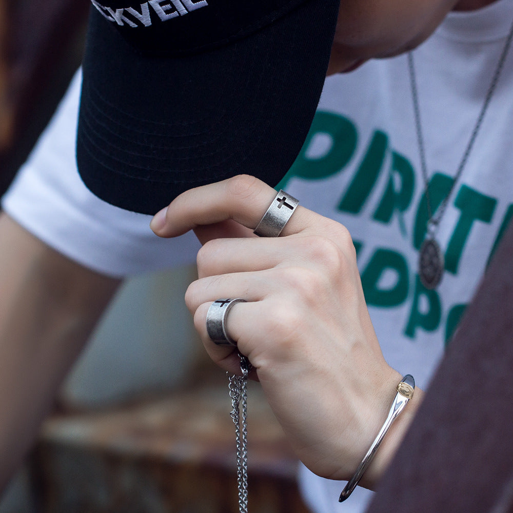 Anello Croce Retrò: Stile Iconico e Personalità Unica