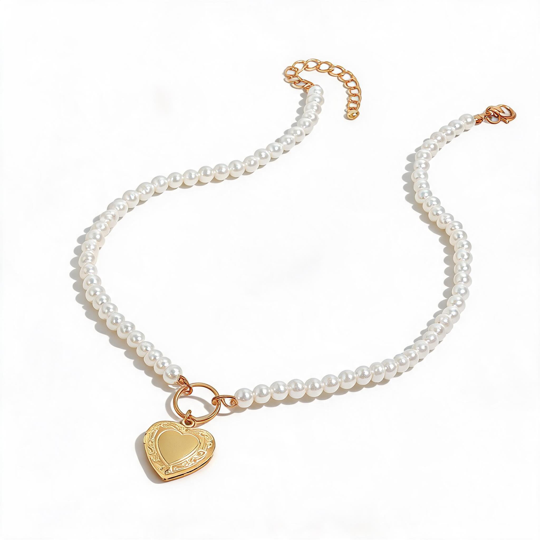 Collana “Cold Gold” — Minimalismo freddo, fascino che scalda lo sguardo