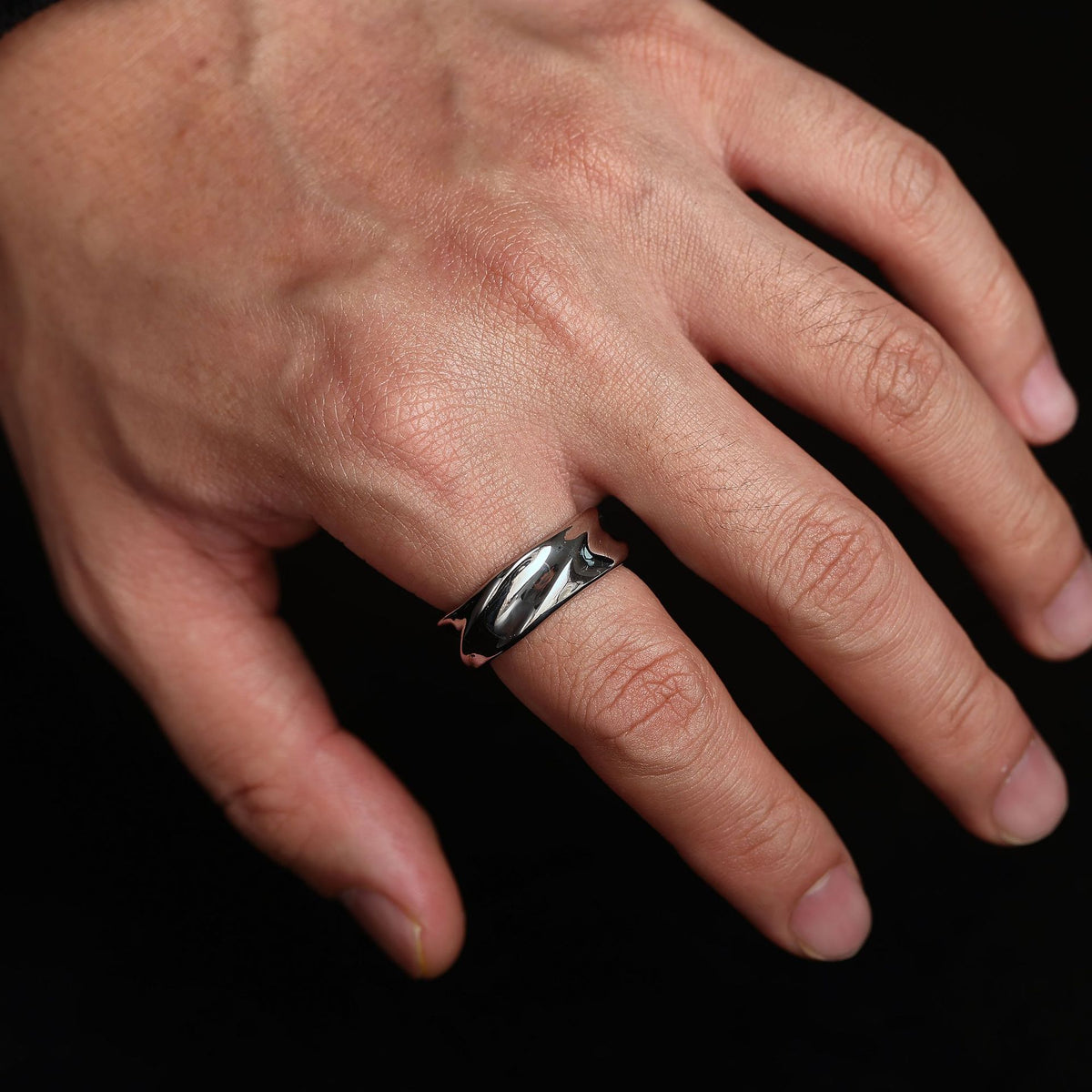 Anello “Onde di Carattere” — Stile essenziale, impatto immediato