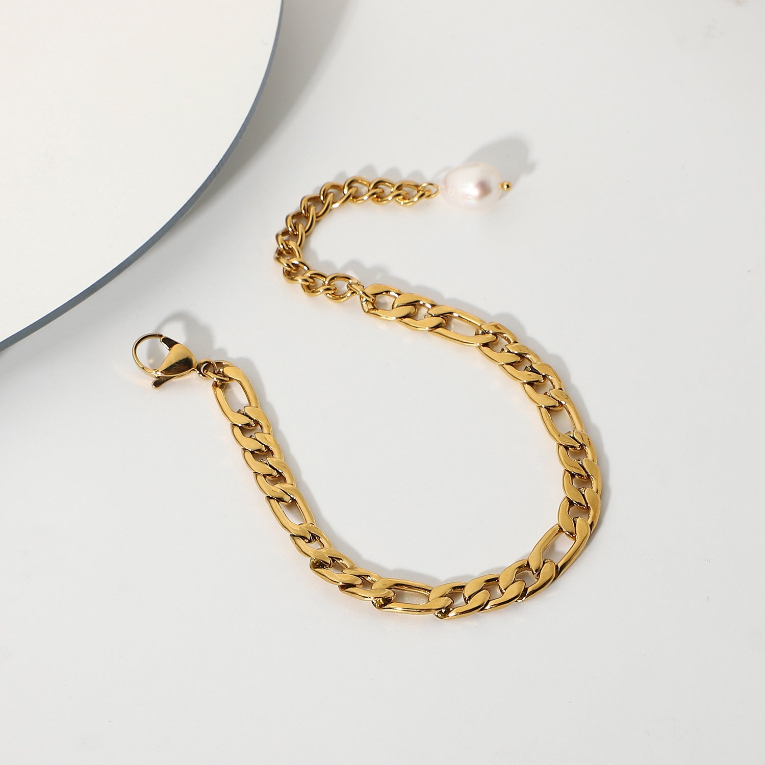 affinatezza Dorata: Il Bracciale con Perla di Acqua Dolce