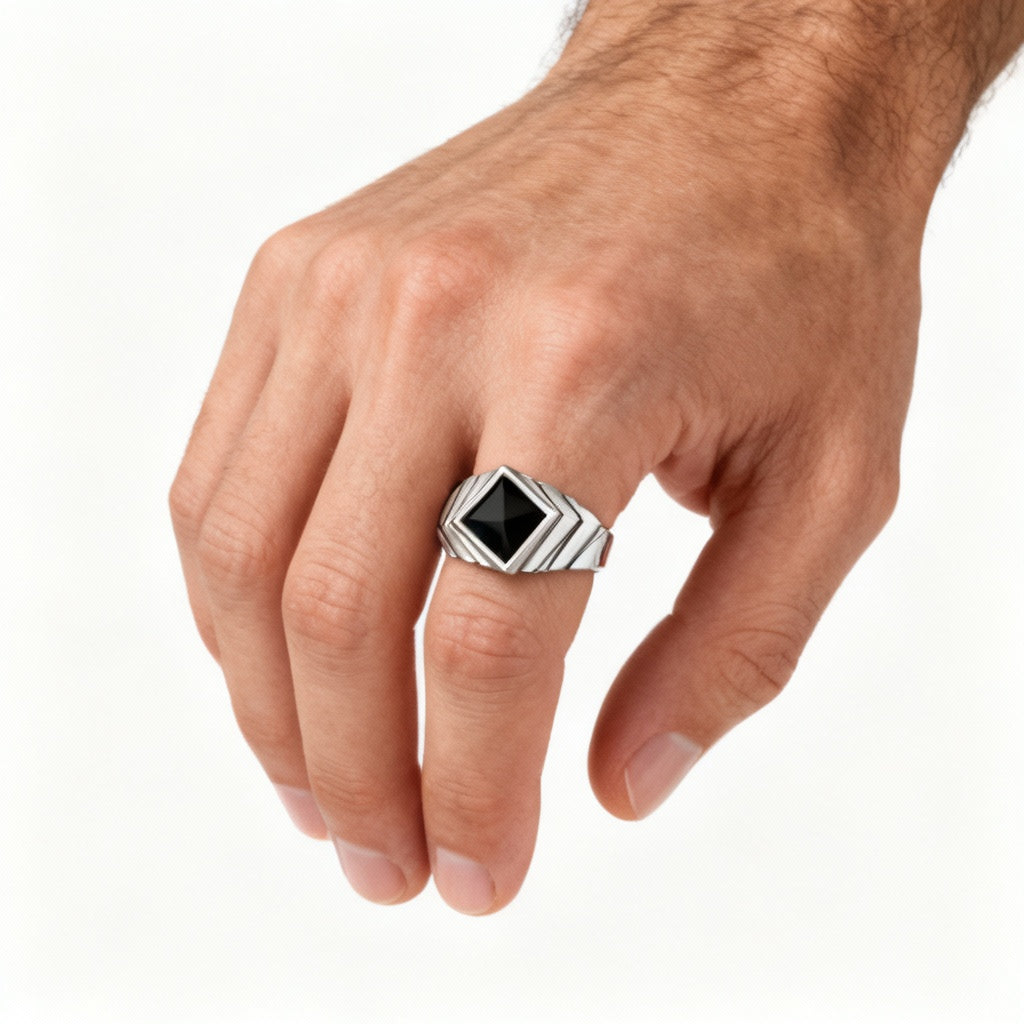 Vetta Silente – Anello in Argento con Onice e Geometria Chevron