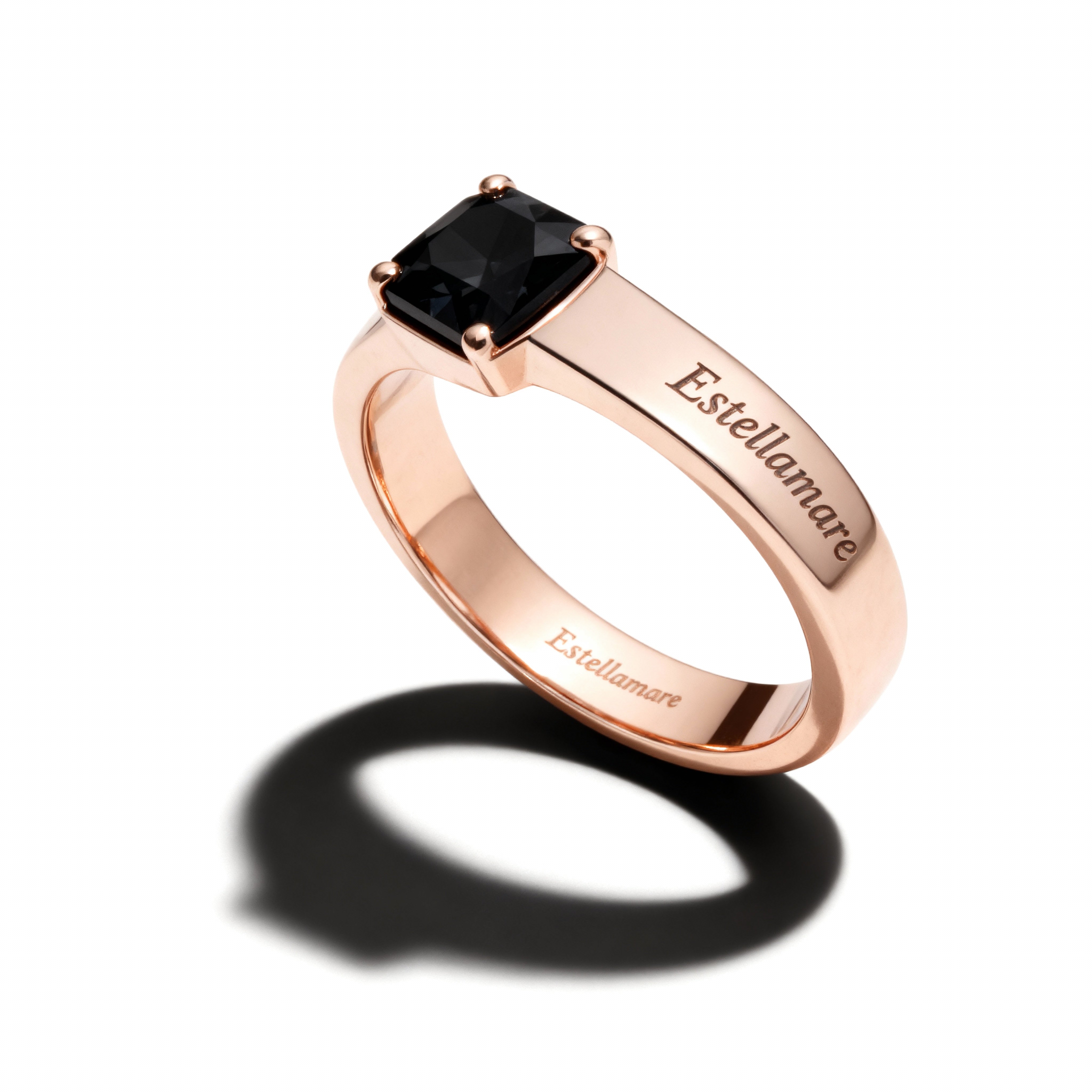 Sigillo di Luce – Anello in Oro Rosa con Onice Nero e Doppia Firma
