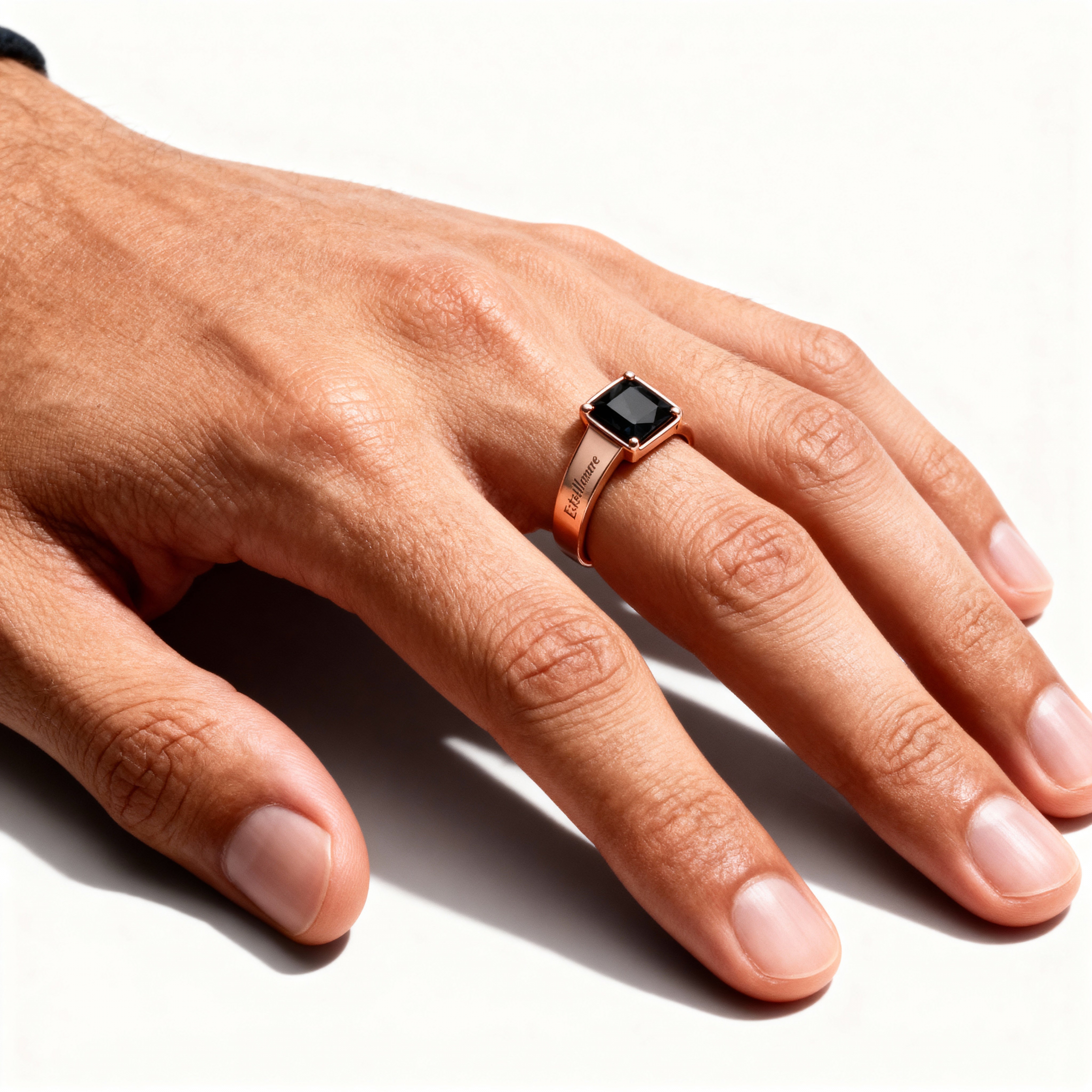 Sigillo di Luce – Anello in Oro Rosa con Onice Nero e Doppia Firma