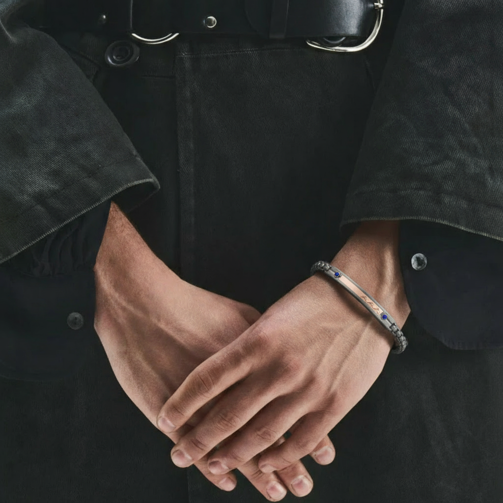 "Sapphire Waves" – Bracciale Estellamare in maglia IP grigia con barra rame satinata e zaffiri blu