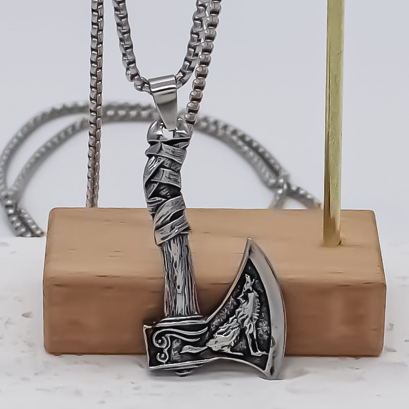 Collana Viking Celtic con Ascia e Lupo: Forza e Stile Ancestrale