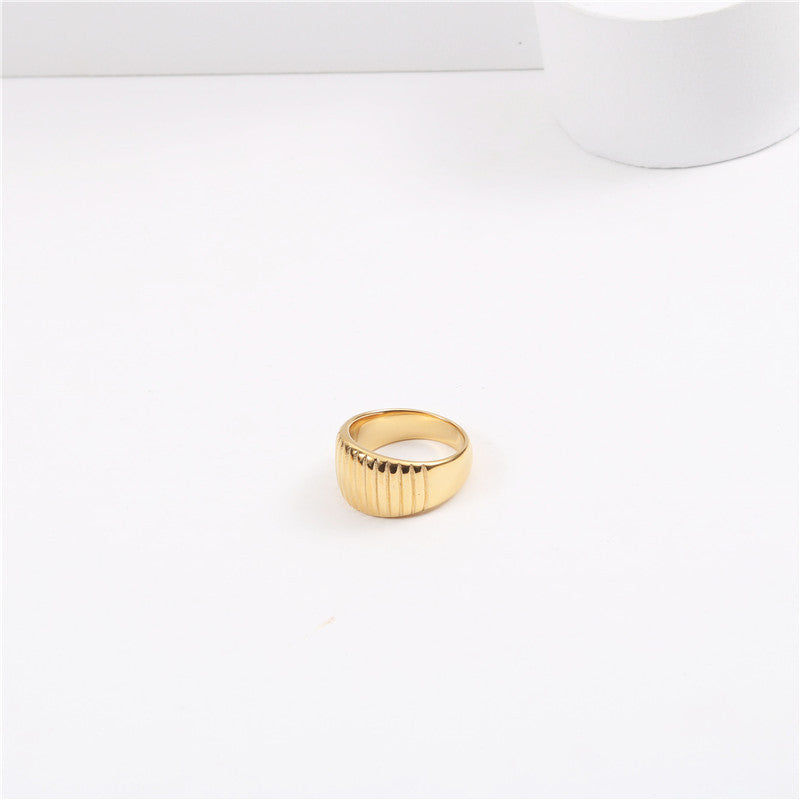 Geometria Preziosa: L’Anello Stacked Diamond Plaid